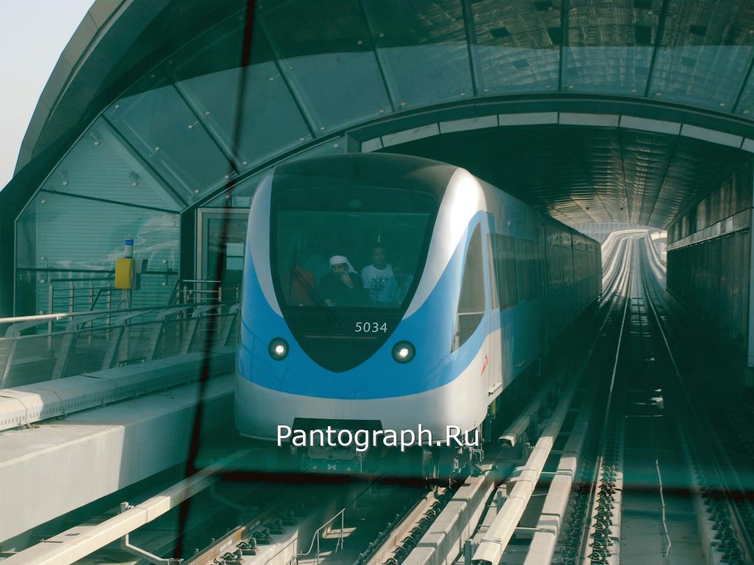 Пассажиры в первом вагоне беспилотного дубайского метро